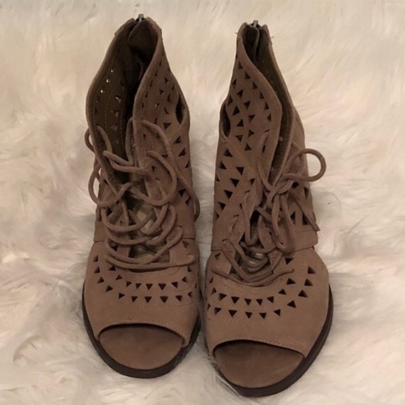 ~Vince Camuto~ brown booties size 7 - Picture 3 of 8